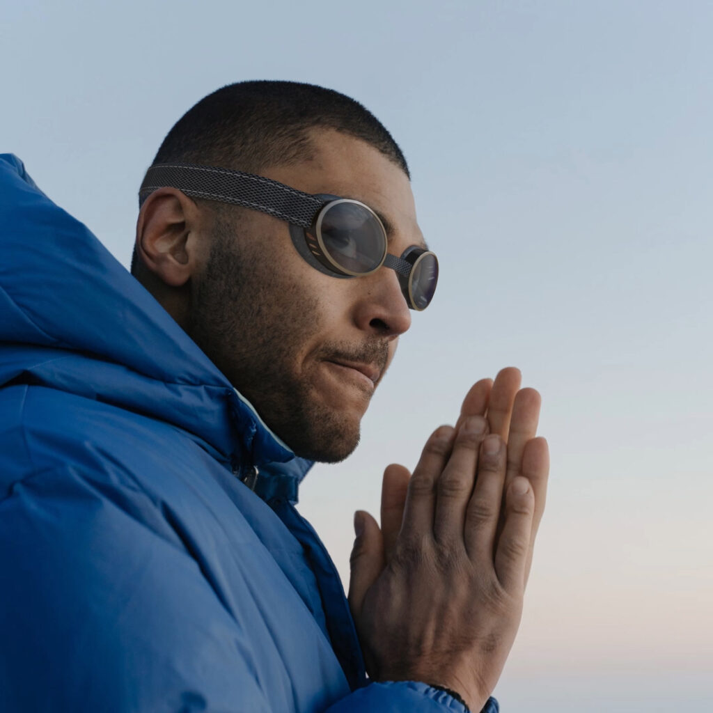 Black_Dude_Goggles02